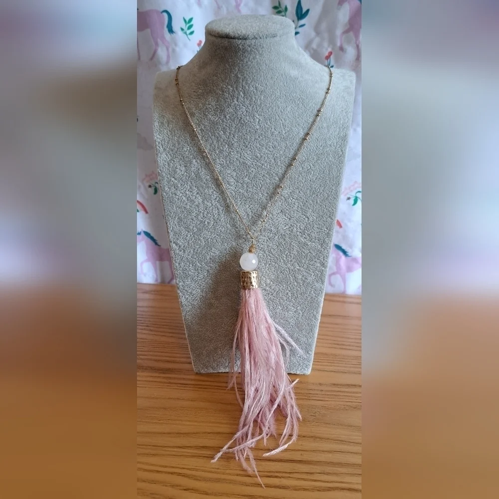 EUC Swarovski Crystal & Pink Ostrich Feather Boho Gold Tone Necklace Jewelry